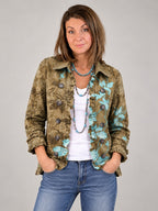 Modelka prezentuje Annette | Kurtka boho vintage z kwiatowym gradientem i falbanami
