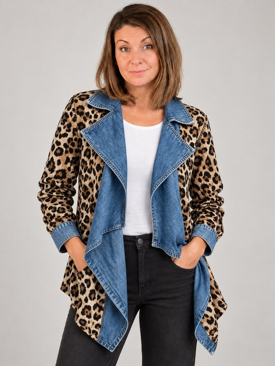 Modelka prezentuje Cécile | Kurtka w panterkę z panelami ze spranego denimu