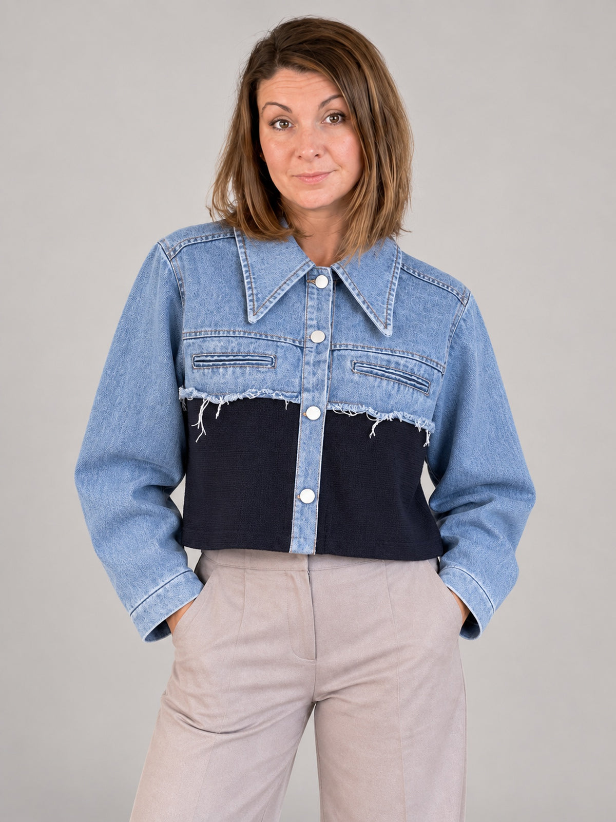 Modelka prezentuje Danielle | Komplet: krótka kurtka colourblock i spodnie z szeroką nogawką