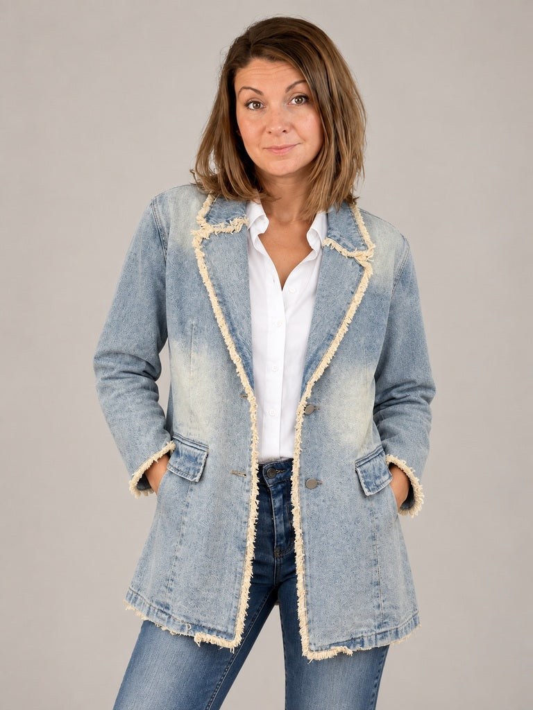 Modelka prezentuje Hélène | Oversizowa marynarka vintage z surowymi krawędziami