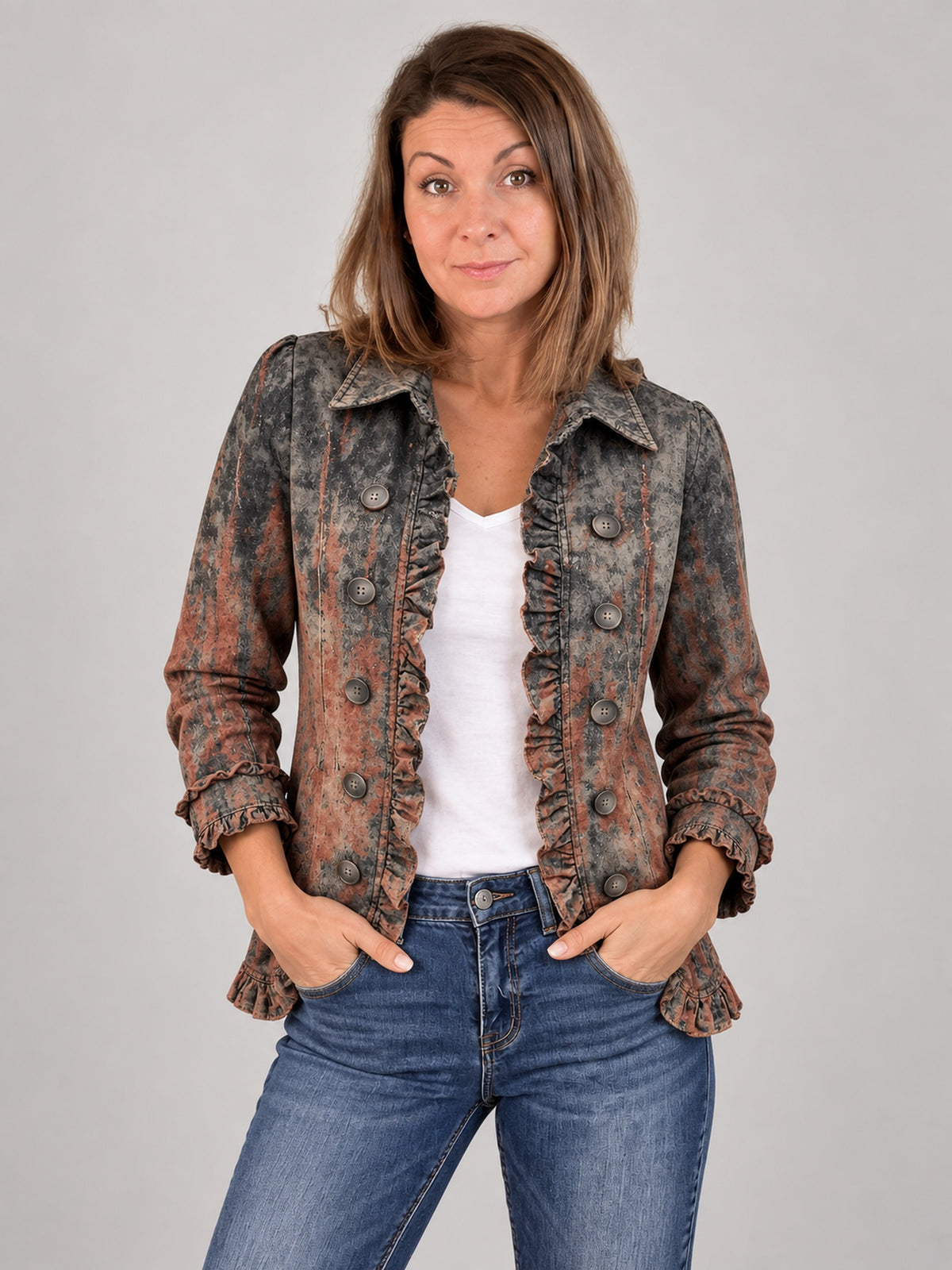 Modelka prezentuje Jeannette | Kurtka vintage z teksturowanym gradientem i falbanami
