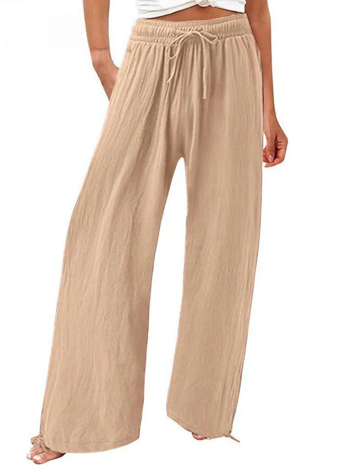 Spodnie khaki z szerokimi nogawkami na modelce w naturalnym otoczeniu.